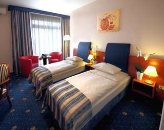 Отель Hotel Gwarna Легница Двухместный номер с 1 кроватью или 2 отдельными кроватями-1